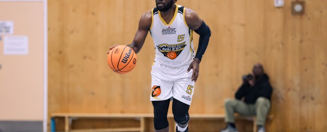 Bode Adeluola signs with Thunder